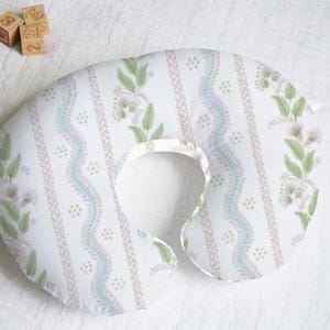 Nouveau cadeau pour bébé Cadeau baby shower Cadeau pour bébé fille Rayure florale Rose bleu Housse de coussin d'allaitement avec option de personnalisation