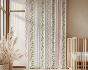 Cortinas para sala de estar o cenefas, cortinas para dormitorio, cortinas para cocina, cortinas para cuarto infantil, cortinas rosas con estampado floral y de enredaderas.