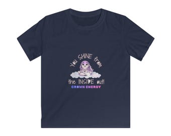 Puede incluir: Una camiseta de manga corta azul marino con un gráfico de un búho blanco sentado sobre una nube en posición de meditación. El texto dice: You SHINE from the INSIDE OUT! CROWN ENERGY. El búho tiene el pelo morado y un símbolo morado en la frente.