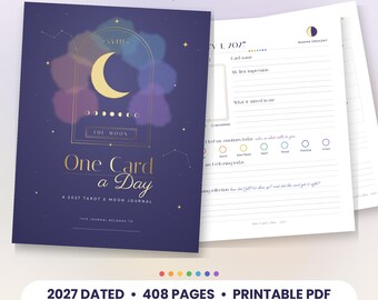 Puede incluir: Un diario de tarot y luna 2027 titulado One Card a Day con una cubierta azul oscuro que presenta una luna creciente dorada, estrellas y nubes de acuarela. Las páginas interiores incluyen campos para nombres de cartas y chakras.