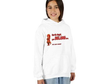 Puede incluir: Una sudadera con capucha blanca que presenta un gráfico de un pequeño personaje rojo parecido a un dragón. El texto dice: Earth Angel, you BELONG here. THE ROOT SQUAD? El diseño está impreso en el pecho de la prenda.