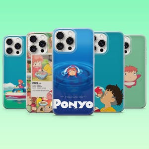 Può includere: Cinque cover trasparenti per telefono con varie illustrazioni tratte dal film d'animazione Ponyo. I disegni includono scene del personaggio Ponyo su una barca, mentre mangia, nuota nell'acqua e interagisce con un ragazzo, con il titolo Ponyo stampato.