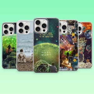 以下が含まれることがあります： 宇宙をテーマにしたデザインのスマートフォンケース5点。中央のケースには緑色の惑星、幾何学的な構造、そして「You just need to find someone to be brave for. Project Hail Mary.」というテキストが描かれています。他のケースには宇宙飛行士、海の風景、コラージュアートがデザインされています。