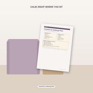 K&ouml;nnte beinhalten: Ein Comfort & Calming Plan Dokument mit einer Checkliste f&uuml;r Ausl&ouml;ser und Beruhigungstechniken, begleitet von einer hellvioletten Mappe. Der Text oben lautet CALM, RIGHT WHERE YOU SIT und der untere Button zeigt Comfort & Calming Plan.
