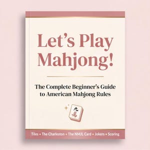 Può includere: Un libro con copertina flessibile intitolato Let's Play Mahjong! The Complete Beginner's Guide to American Mahjong Rules. La copertina è color crema con accenti rosa polvere, presenta l'illustrazione di una tessera del Mahjong e un testo che elenca argomenti come Tiles, The Charleston, The NMJL Card, Jokers e Scoring.