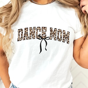 Camisa con estampado de leopardo para mamás bailarinas, regalo coqueto para mamás bailarinas, camisa para amantes del baile, cuello redondo con estampado de leopardo y letras universitarias para mamás bailarinas.