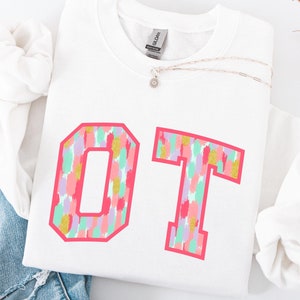 Sudadera de terapia ocupacional, sudadera de terapia ocupacional Paint Strokes, terapeuta ocupacional con letras universitarias, sudadera con cuello redondo para estudiantes de COTA, regalo de graduación de terapia ocupacional