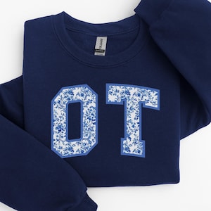 Moletom OT, Moletom de terapia ocupacional Toile, Terapeuta ocupacional com carta da universidade Toile, COTA Student Crewneck, Presente de formatura OT