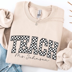 Sudadera universitaria a cuadros con letras "Teach", sudadera personalizada con nombre de profesor, suéter personalizado, regalo de agradecimiento para la vuelta al cole, cuello redondo