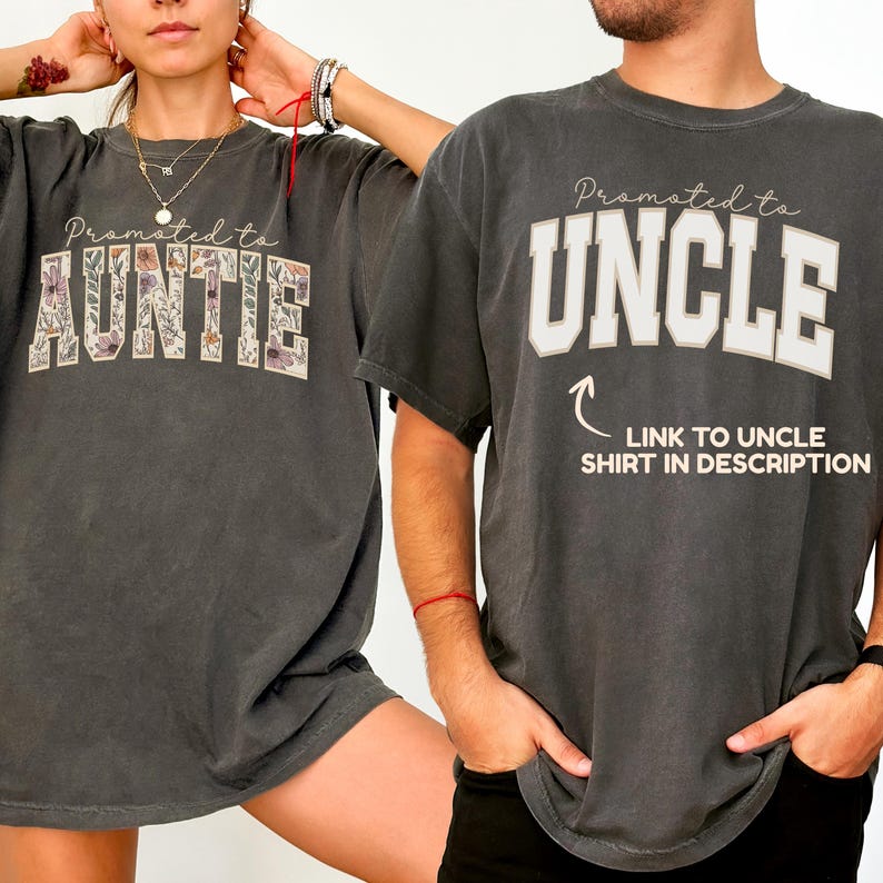 Puede incluir: Dos camisetas gris carb&oacute;n. Una dice "Promoted to Auntie" con letras florales. La otra dice "Promoted to Uncle" en letras blancas con una flecha curva y el texto "LINK TO UNCLE SHIRT IN DESCRIPTION".