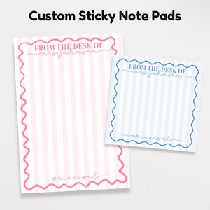 Puede incluir: Dos blocs de notas adhesivas personalizados. Uno es de rayas rosas y blancas con un borde festoneado rosa, el texto "FROM THE DESK OF mrs. johnson" y "principal". El otro es de rayas azules y blancas con un borde festoneado azul, el texto "FROM THE DESK OF mrs. johnson" y "principal".