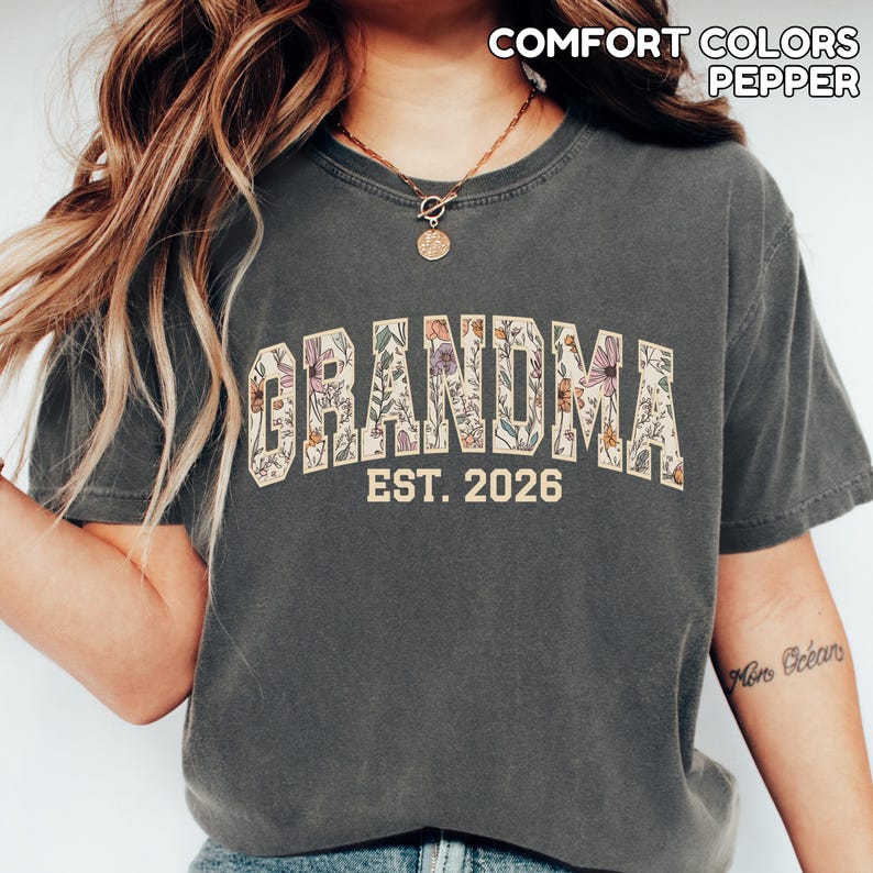 Custom Comfort Colors Floral Grandma Shirt Promoted to Grandma Established 2026 Mothers Day Gift Pregnancy Announcement to Grandparents bild 4
