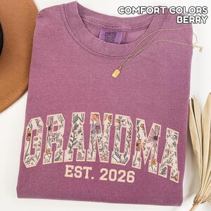 Custom Comfort Colors Floral Grandma Shirt Promoted to Grandma Established 2026 Mothers Day Gift Pregnancy Announcement to Grandparents bild 8