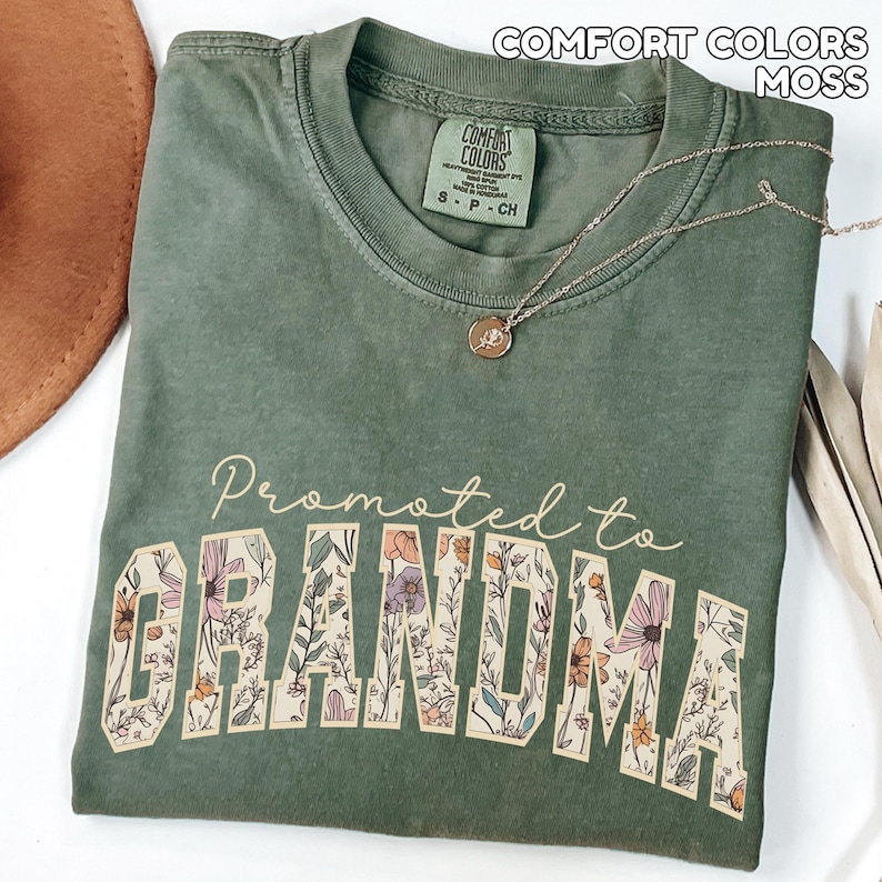 Custom Comfort Colors Floral Grandma Shirt Promoted to Grandma Established 2026 Mothers Day Gift Pregnancy Announcement to Grandparents bild 2