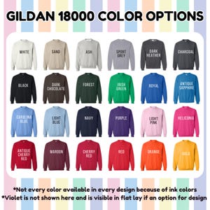 Pode incluir: Uma tabela de cores que mostra 20 cores diferentes de sweatshirts Gildan 18000. As cores incluem branco, areia, cinza, cinza esportivo, cinza escuro mesclado, carv&atilde;o, preto, chocolate escuro, floresta, verde irland&ecirc;s, azul royal, safira antiga, azul Carolina, azul claro, azul marinho, roxo, rosa claro, heliconia, vermelho cereja antigo, vinho, vermelho cereja, vermelho, laranja e dourado. *Nem todas as cores est&atilde;o dispon&iacute;veis para todos os designs devido &agrave;s cores da tinta. *O violeta n&atilde;o &eacute; mostrado aqui e &eacute; vis&iacute;vel em plano se for uma op&ccedil;&atilde;o para o design.