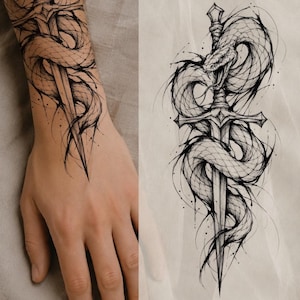 Op de afbeelding: Een tatoeageontwerp in zwarte inkt met een gedetailleerde slang die om een scherp zwaard is gewikkeld. Het kunstwerk bevat fijne lijnen, arceringen en inktspatten. De tekst SOULINE TATTOO COLLECTION PNG + JPG is zichtbaar bovenaan en onderaan.