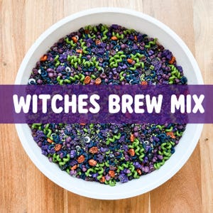 Peut inclure: Un bol circulaire blanc rempli d'un mélange sensoriel de pâtes colorées en violet, vert, orange et noir, incluant de petits yeux mobiles. Une bannière horizontale violette au centre affiche le texte blanc WITCHES BREW MIX.