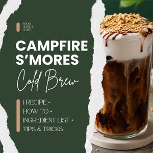 Może przedstawiać: Szklanka kawy cold brew z białą pianką, polewą czekoladową i pokruszonymi herbatnikami. Tekst głosi: FROM HOME & HABIT, CAMPFIRE S'MORES Cold Brew, 1 RECIPE + HOW TO + INGREDIENT LIST + TIPS & TRICKS na ciemnozielonym tle.