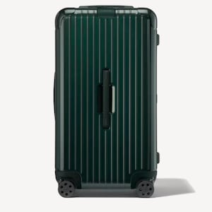 Puede incluir: Una maleta de color verde bosque oscuro con un diseño exterior de ranuras verticales. El equipaje incluye un asa superior retráctil, un asa lateral y cuatro ruedas multidireccionales en la base. La carcasa tiene un acabado brillante.