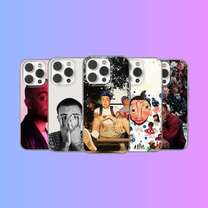 Peut inclure: Une collection de cinq coques pour smartphone présentant divers portraits photographiques et illustrés du musicien Mac Miller. Chaque coque affiche un design visuel distinct, incluant des gros plans, des scènes en extérieur et des graphismes artistiques.