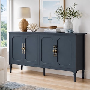 Peut inclure: Un buffet à quatre portes bleu marine foncé doté de panneaux encastrés et de poignées en métal doré ornementées. Ce meuble rectangulaire repose sur quatre pieds tournés et offre une surface plane pour des objets décoratifs et des livres.