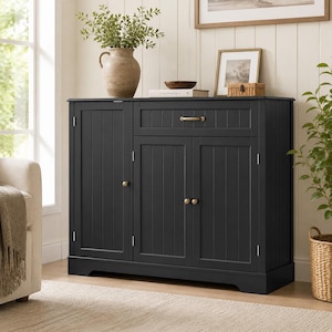 Könnte beinhalten: Ein mattschwarzes Sideboard aus Holz mit vertikalem Plankendesign an den Türen. Der Schrank verfügt über eine obere Schublade mit horizontalem Griff und drei untere Türen mit kleinen runden Knöpfen. Die Struktur ist rechteckig und flach.