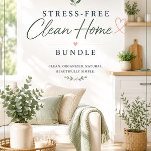 Könnte beinhalten: Eine digitale Grafik mit dem Titel STRESS-FREE Clean Home BUNDLE und dem Text CLEAN. ORGANIZED. NATURAL. BEAUTIFULLY SIMPLE. Das Bild zeigt ein weißes Sofa mit salbeigrünen und beigen Kissen, einer Decke und einem Rattantablett mit Vase und Kerze.
