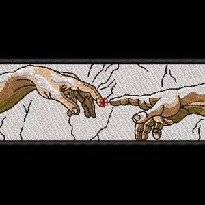 Può includere: Una toppa rettangolare ricamata che presenta una rappresentazione stilizzata di due mani che si protendono l'una verso l'altra. Le mani sono realizzate in tonalità marrone e beige con riflessi bianchi, su uno sfondo grigio chiaro con linee nere.