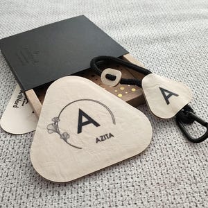 Personalisiertes Geschenkset mit Initialen – Schlüsselanhänger & Untersetzer nach Wunsch – Minimalistisches Schreibtisch-Geschenk – Geschenk für Ihn – Geschenk für Sie – Geschenkfertig