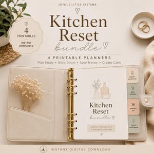 Könnte beinhalten: Ein beigefarbener Ringbuchordner mit sechs Ringen, der druckbare Planerseiten mit dem Titel Kitchen Reset bundle enthält. Die Seiten zeigen Strichzeichnungen von Küchenutensilien und Registerkarten mit der Beschriftung Pantry Inventory, Meal Planner, Grocery List und Family Meal Bank.