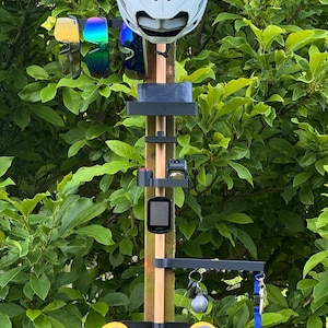 Supporto modulare da parete per accessori da bicicletta: sistema di stoccaggio personalizzabile in legno e stampa 3D per ciclisti.