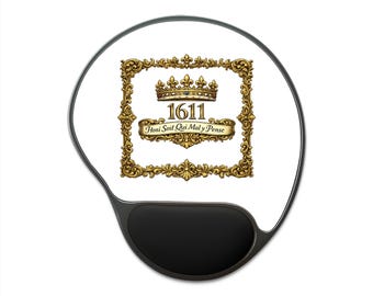 Regal 1611-muismat met polssteun — gouden kroon en 'Honi Soit Qui Mal Y Pense'-ontwerp