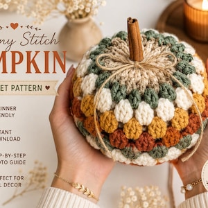 Può includere: Una zucca all'uncinetto realizzata con un motivo a punto granny in righe alternate di filato color crema, giallo senape, arancione bruciato e verde scuro. La zucca presenta un gambo di cannella legato con un sottile fiocco di spago.