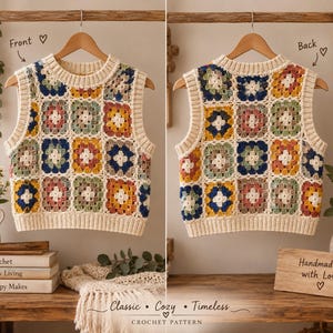 Op de afbeelding: Een mouwloos gehaakt vest met een kleurrijk granny square patroon in tinten blauw, geel, roze en groen, met crèmekleurige geribbelde boorden bij de hals, armsgaten en zoom. De afbeelding toont de voor- en achterkant met tekstlabels.