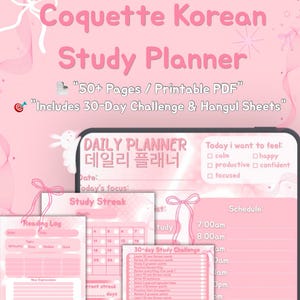 Può includere: Un pianificatore di studio digitale a tema rosa con il testo Coquette Korean Study Planner, 50+ Pages / Printable PDF e Includes 30-Day Challenge & Hangul Sheets. Il layout include sezioni per un'agenda giornaliera e un registro di lettura.