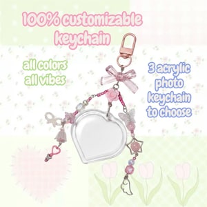 Può includere: Un portachiavi portafoto in acrilico a forma di cuore con chiusura in metallo rosa, fiocco rosa traslucido e fili di perline con ciondoli a forma di rosa, farfalla, stella e ala. Testo: 100% customizable keychain, all colors all vibes, 3 acrylic photo keychain to choose.