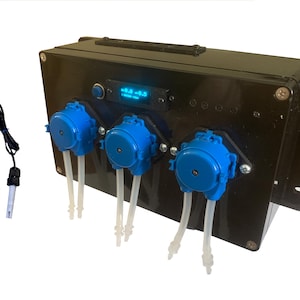 Dosificador automático de nutrientes para hidroponía, controlador de pH y conductividad con sensores.