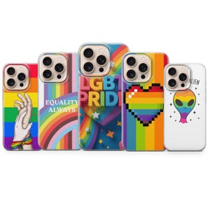 Könnte beinhalten: Fünf transparente Handyhüllen mit verschiedenen Pride-Motiven, darunter Regenbogenstreifen, eine Hand mit Regenbogenarmband, der Text EQUALITY ALWAYS, LGBT PRIDE mit Sternen, ein verpixeltes Regenbogenherz und ein Regenbogen-Alien mit dem Text ALIEN.
