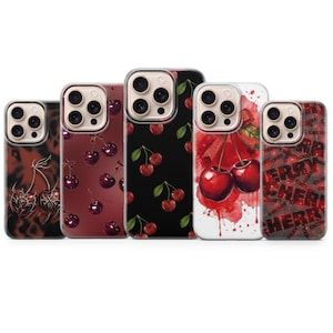 Könnte beinhalten: Fünf Smartphone-Hüllen in einer Reihe angeordnet. Die erste zeigt ein dunkles Tribal-Kirsch-Design, die zweite ein tiefrotes Kirschmuster, die dritte Kirschen auf schwarzem Hintergrund, die vierte einen Aquarell-Kirschdruck und die fünfte ein sich wiederholendes Kirsch-Textmuster.