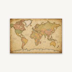 Puede incluir: Un mapa del mundo rectangular impreso con un fondo de estilo pergamino antiguo en tonos tierra apagados de verde, amarillo y rosa. Los continentes están claramente delineados con bordes negros y los océanos están etiquetados con una fuente serif clásica.