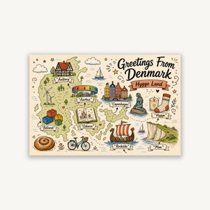 Op de afbeelding: Een kleurrijke geïllustreerde kaart met de titel Greetings From Denmark Hygge Land, met bezienswaardigheden zoals de Kleine Zeemeermin, een Vikingschip, kleurrijke huizen in Kopenhagen, bouwstenen in Billund, een fiets en gebak op een crèmekleurige achtergrond.
