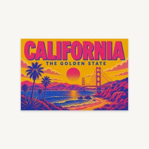 Può includere: Una stampa rettangolare con il testo CALIFORNIA THE GOLDEN STATE in grassetto rosa. L'illustrazione raffigura un tramonto sull'oceano con il Golden Gate Bridge, palme e colline in tonalità di rosa, arancione e blu.