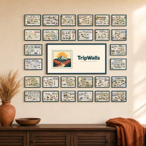 Peut inclure: Une composition murale composée d'une grande impression rectangulaire centrale avec un graphique de timbre de montagne et le texte TripWalls, entourée de vingt-quatre petites impressions encadrées de cartes illustrées de divers États américains.