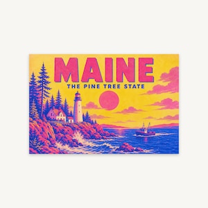 Peut inclure: Une impression rectangulaire avec le texte MAINE THE PINE TREE STATE en lettres roses et bleues. L'illustration représente une scène côtière avec un phare, une maison sur une falaise rocheuse, des pins et un bateau sur l'eau au coucher du soleil.