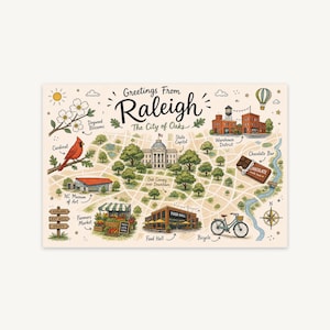 Könnte beinhalten: Ein rechteckiger Druck mit dem Titel Greetings From Raleigh The City of Oaks, der eine illustrierte Karte von Raleigh, North Carolina, zeigt. Er enthält Zeichnungen des State Capitol, eines Kardinals, Blüten und eines Fahrrads.
