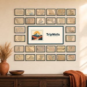 Pode incluir: Uma composição de parede com vinte e oito mapas estaduais emoldurados em estilo vintage que rodeiam uma impressão retangular central. A impressão central mostra um gráfico de montanha com o texto TripWalls your trips, on your walls.