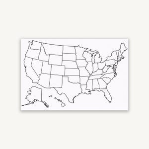 Könnte beinhalten: Eine schwarz-weiße Strichzeichnung der Vereinigten Staaten von Amerika, einschließlich der zusammenhängenden Staaten, Alaska und Hawaii. Die Karte zeigt klare, dünne schwarze Umrisse für jede Staatsgrenze auf weißem Grund.