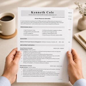 Può includere: Un documento di curriculum stampato per Kenneth Cole, un generalista delle risorse umane, che presenta dettagli di contatto, competenze professionali, istruzione ed esperienza lavorativa. Il documento è tenuto da due mani, mostrando testo nero su carta bianca.