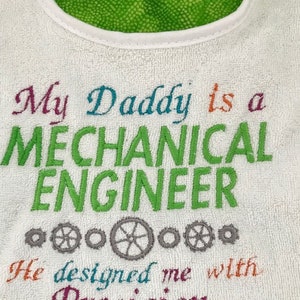 Puede incluir: Babero blanco para beb&eacute; con texto bordado de colores que dice "Mi pap&aacute; es un INGENIERO MEC&Aacute;NICO Me dise&ntilde;&oacute; con precisi&oacute;n".