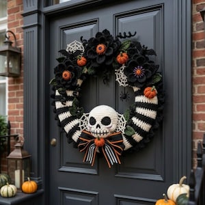 Pode incluir: Uma guirlanda de Halloween feita à mão em crochê com base listrada em preto e branco, grandes flores pretas com centros laranja, pequenas abóboras laranja, teias de aranha brancas, morcegos pretos, uma pequena aranha preta e um crânio central.